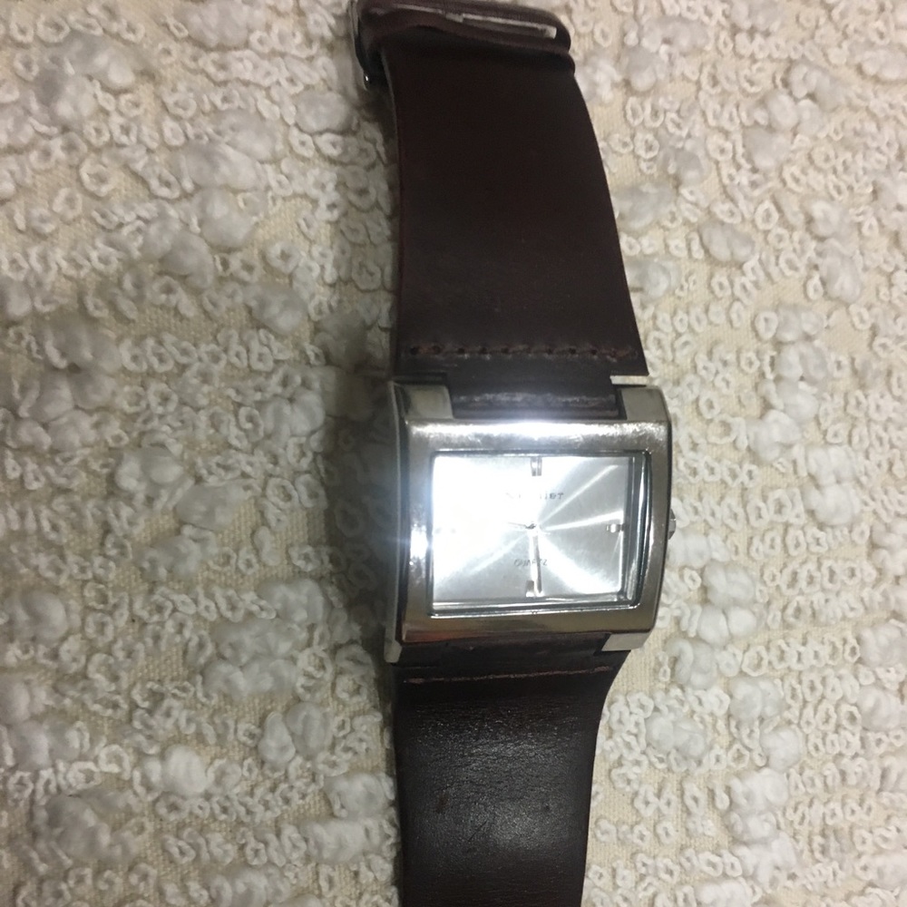 Venier leather wrist watch.